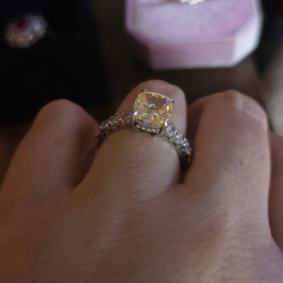 Elegant Yellow Gemstone Ring - Picture 2 of 10